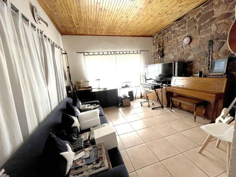 Family home with large garden - Photo 7