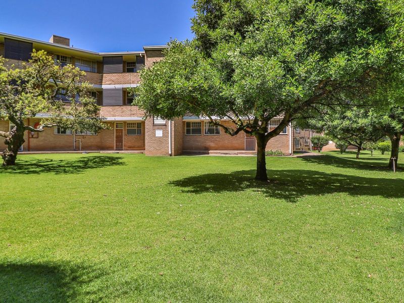 In the suburbs!! - Photo 2