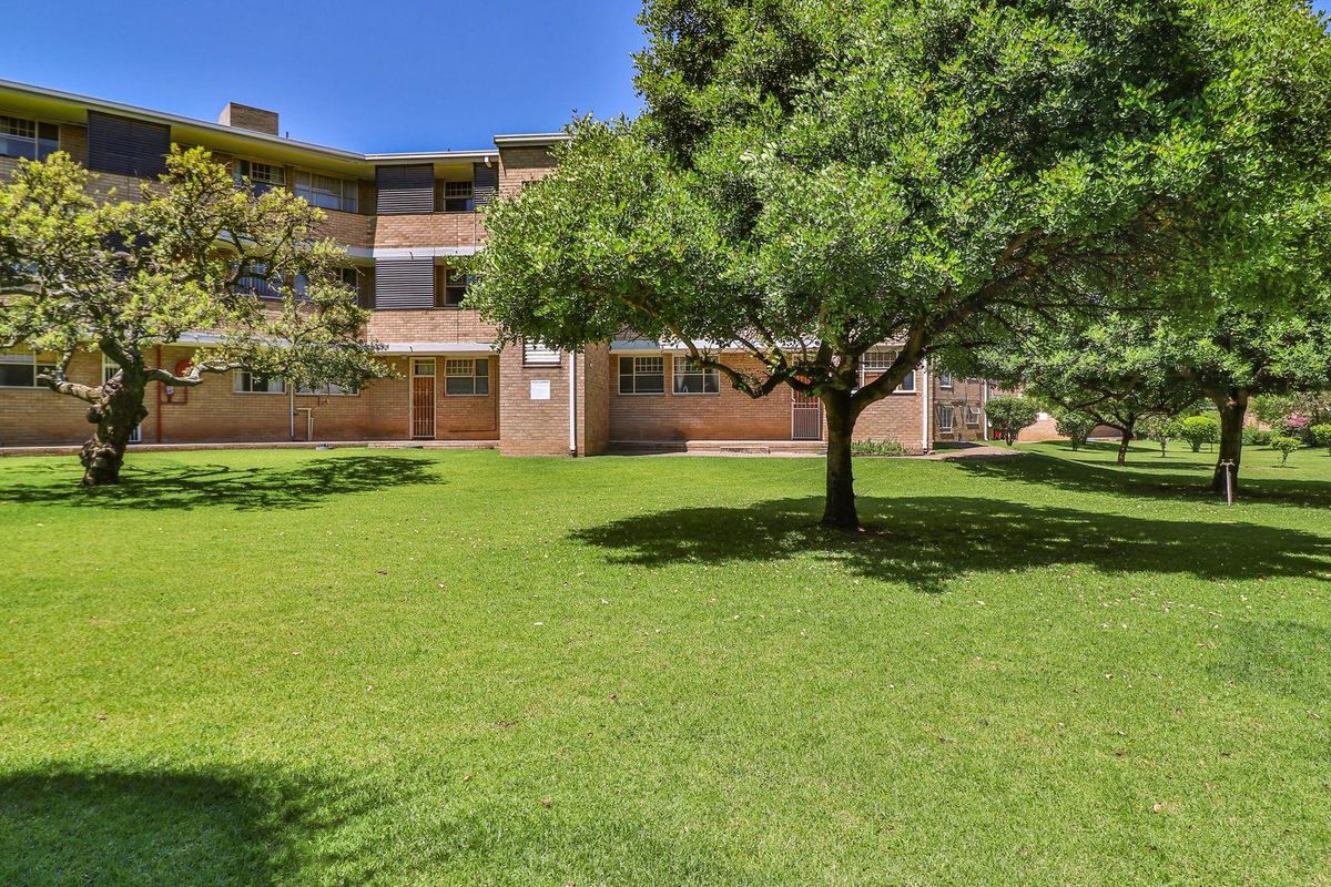 In the suburbs!! - Photo 2