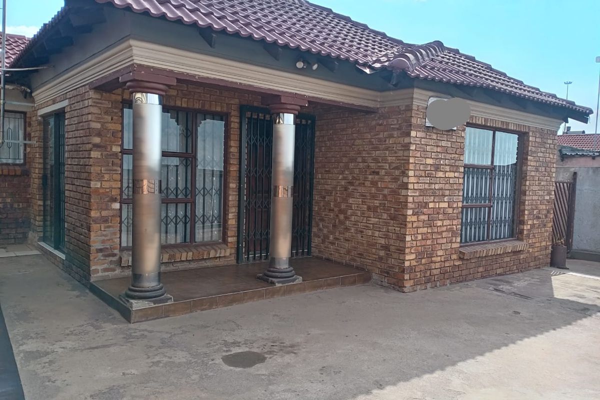Large family home in Hospital view - Photo 3