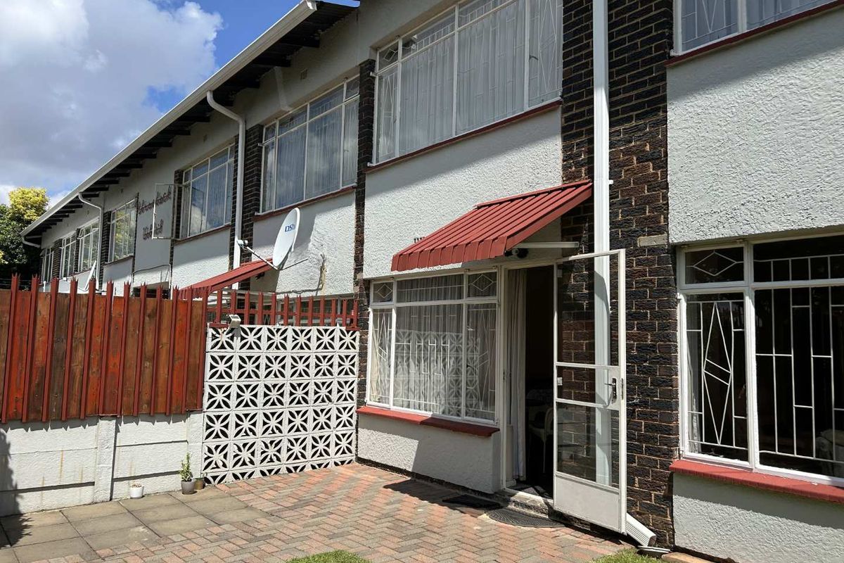 Duplex in prime position. - Photo 2