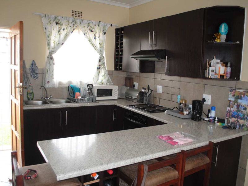 Contemporary Neat Complex – Ideal Lock-Up-and-Go Living - Photo 3