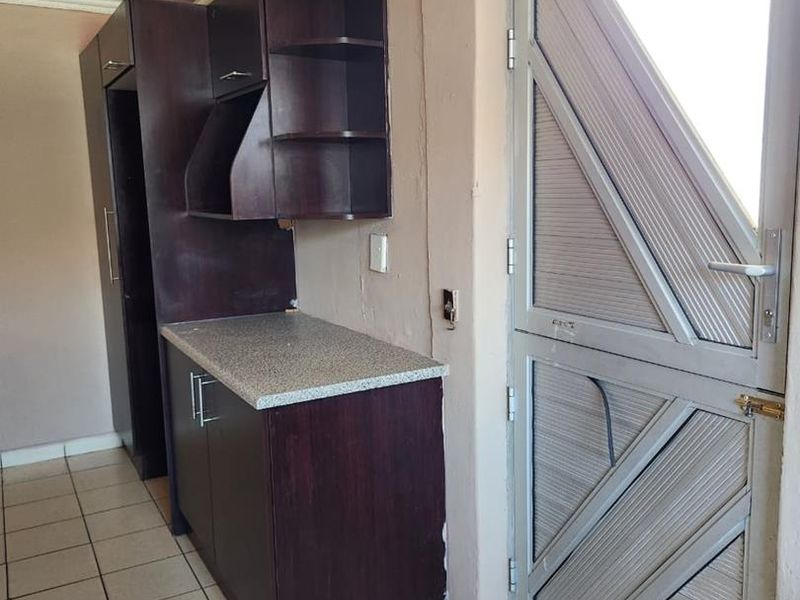 Charming 3-Bedroom House for Sale - R1,100,000 - Photo 7