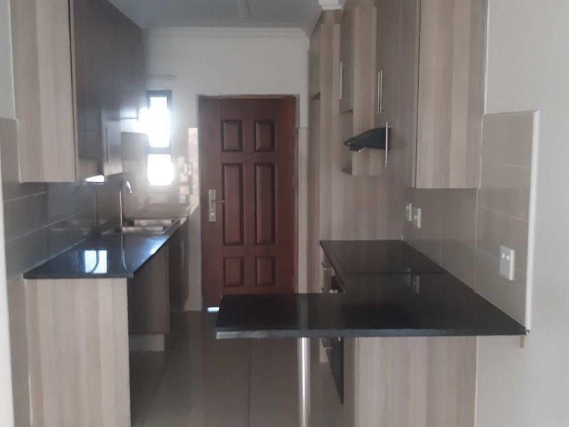 Stunning ground floor unit - Photo 5