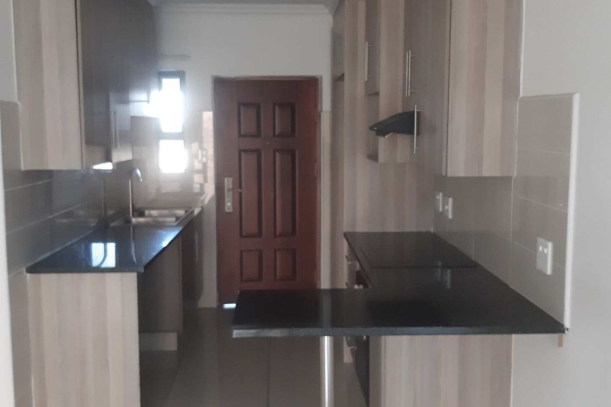 Stunning ground floor unit - Photo 5