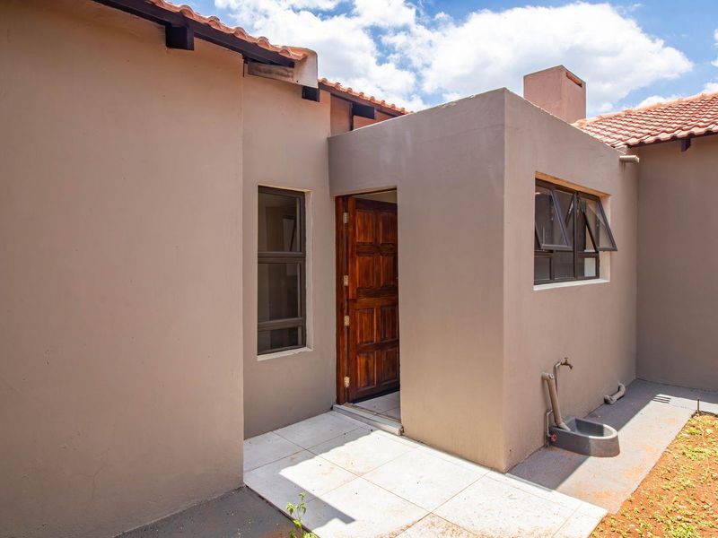 Brand new property in a quiet only 3 in a complex - Photo 7