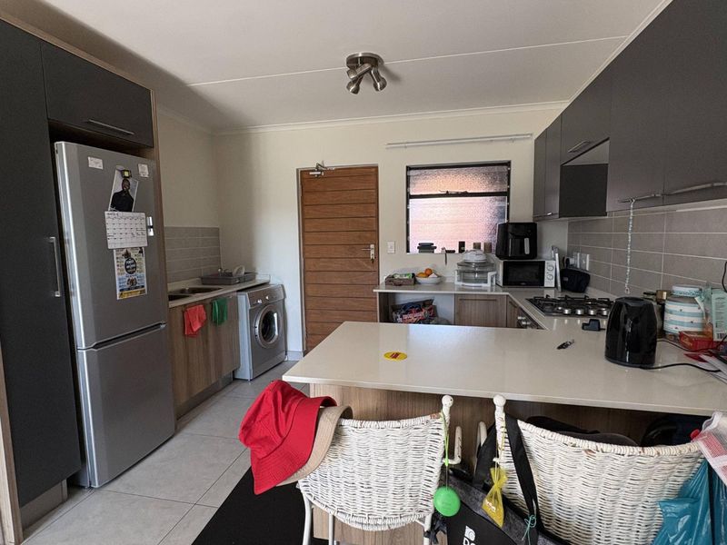 Groundfloor unit in the Sought after Cherry Blossom complex - Photo 4