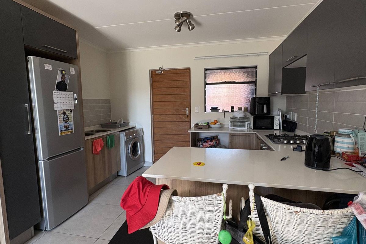 Groundfloor unit in the Sought after Cherry Blossom complex - Photo 4