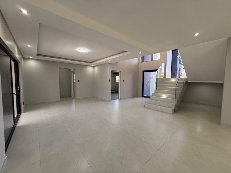 Meticulously crafted 4 bedroom 4 1/2 bathroom double-story residence - Photo 6