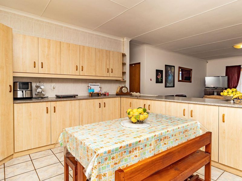 Spacious 3 Bedroom house in Fraaiuitsig on the Garden Route - Photo 6