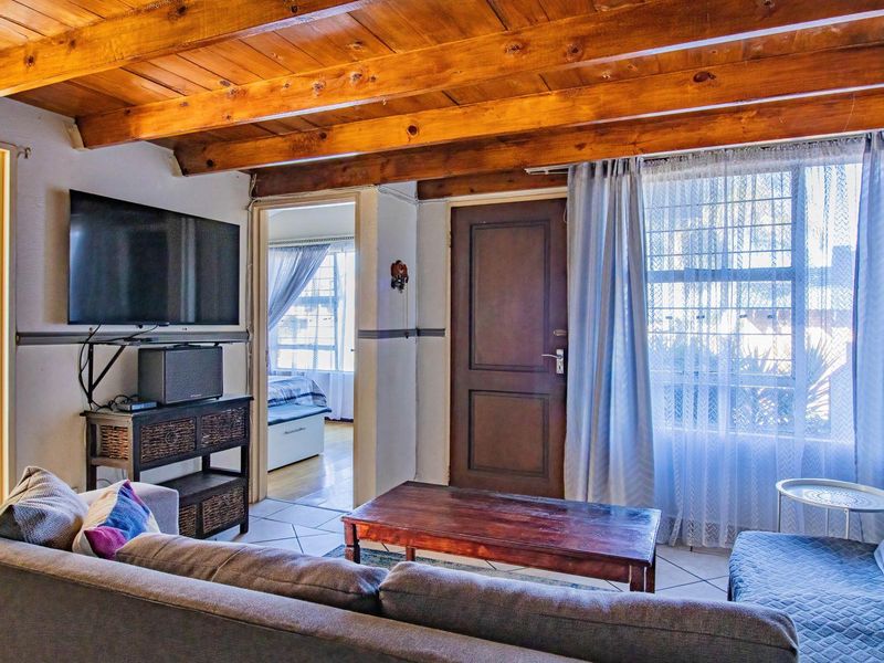 Neat 2 Bedroom  comfortable Townhouse for Professional work from home. - Photo 10