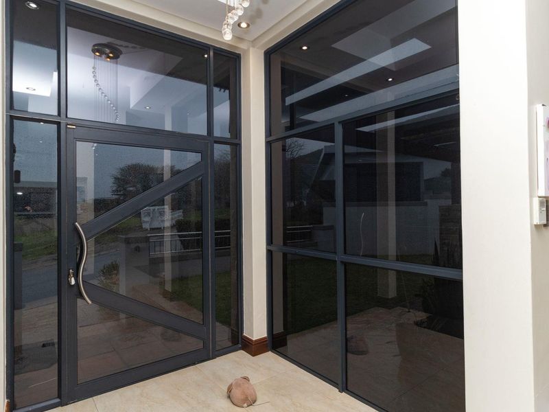 Stylish Indoor-Outdoor Living with Solar Efficiency in Baronetcy - Photo 4