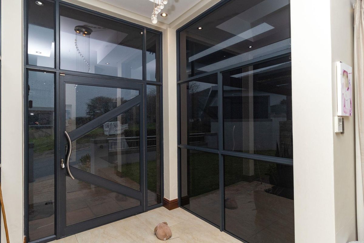 Stylish Indoor-Outdoor Living with Solar Efficiency in Baronetcy - Photo 4