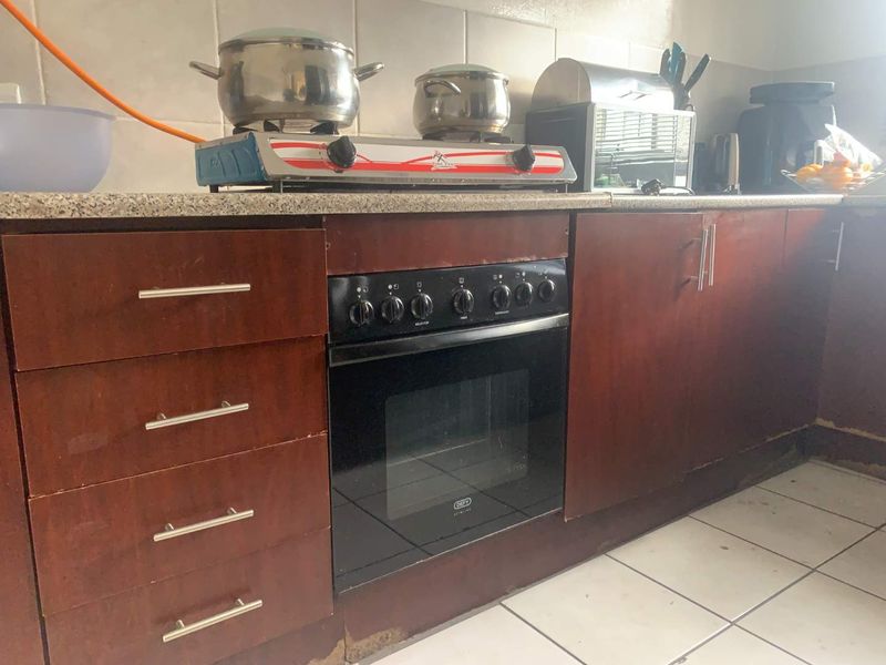 Spacious 2-Bedroom Apartment for Sale in Turffontein - Photo 3