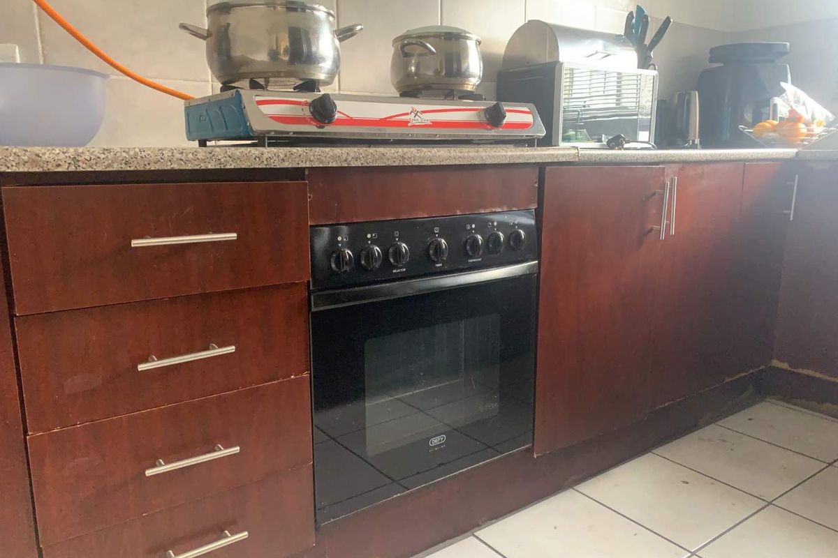 Spacious 2-Bedroom Apartment for Sale in Turffontein - Photo 3