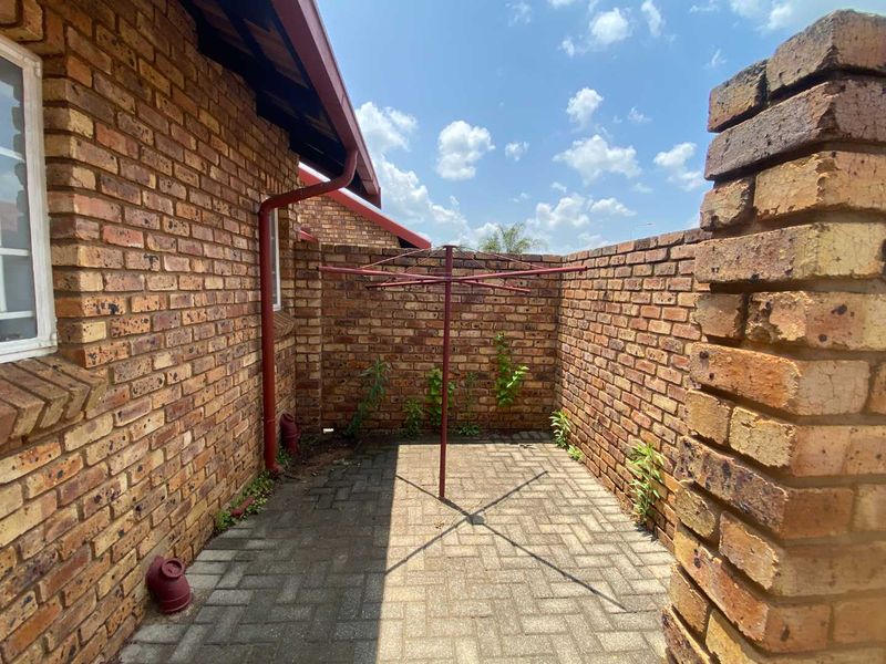 2 Bedroom Townhouse in Rooihuiskraal North. - Photo 5