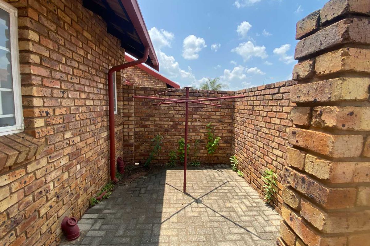 2 Bedroom Townhouse in Rooihuiskraal North. - Photo 5