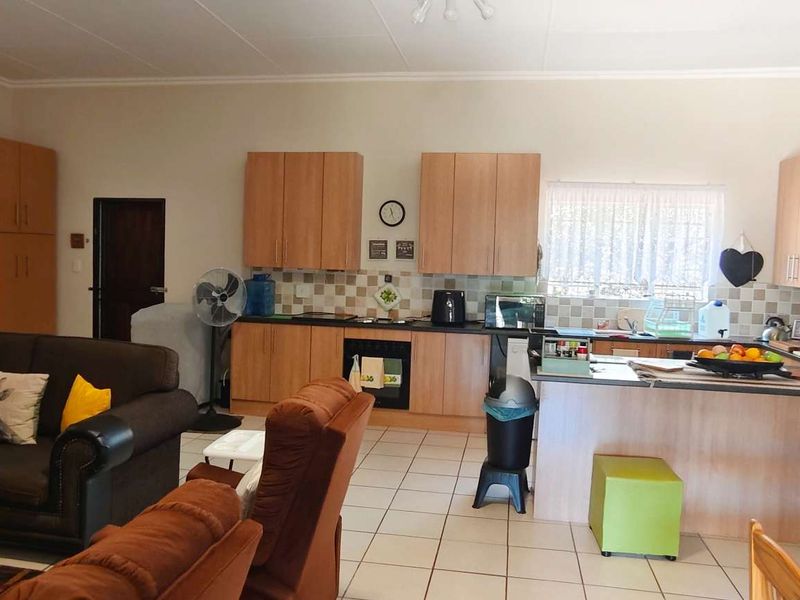 Pristine Modern Retreat in the Heart of the Bushveld - Photo 9