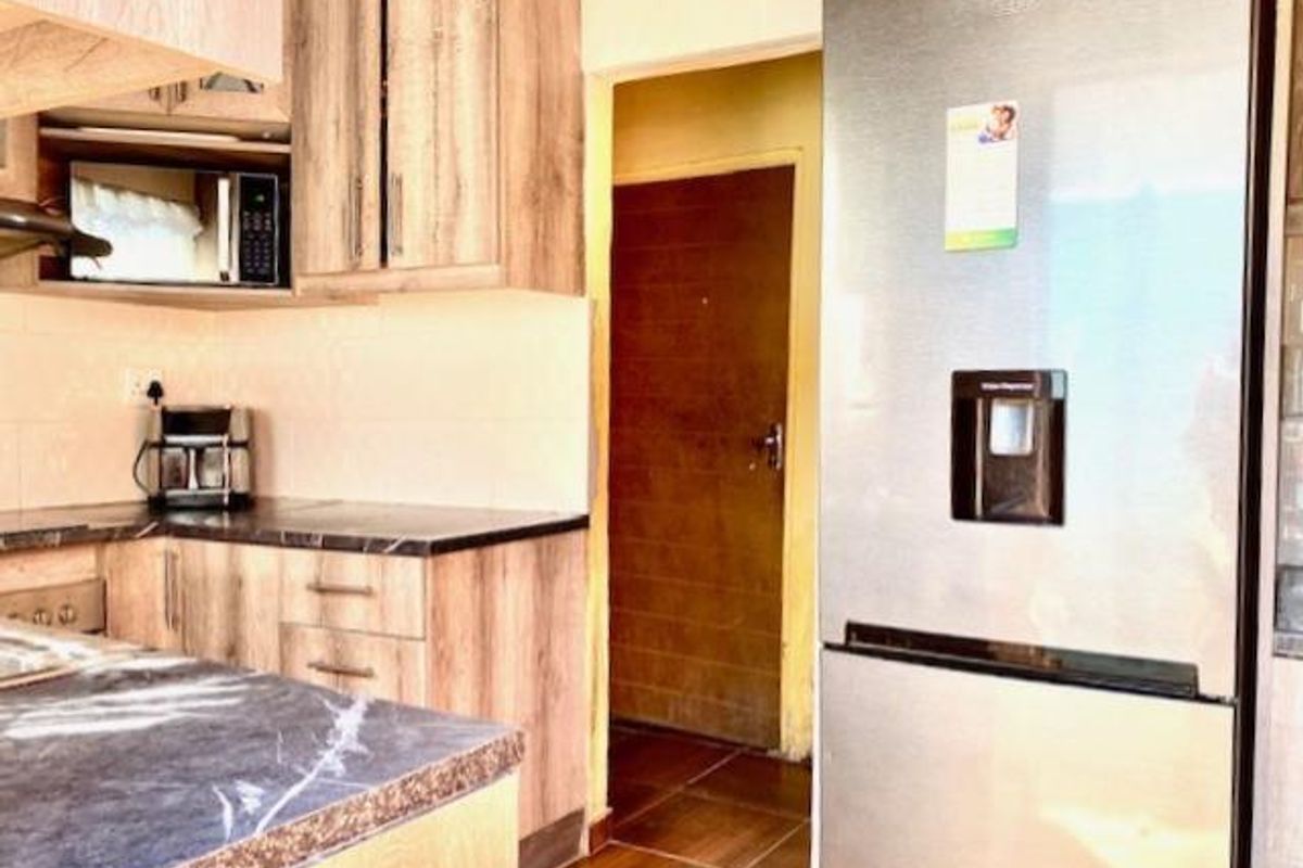 3 Bedroom Home with 2 Flatlets in Philippi East - Photo 2