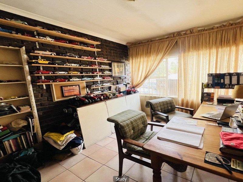 Family Home with Expansive Stand - Photo 9