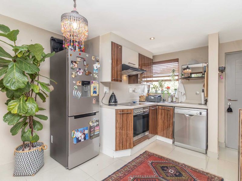 "Chic Loft Living with Stunning Terrace in Prime Fourways Location"! - Photo 6