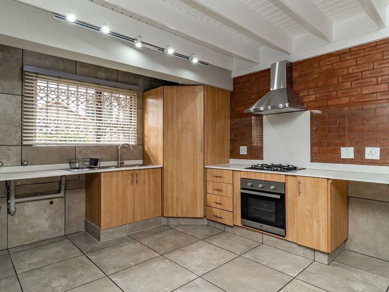 Beautifully Renovated Townhouse in Secure Blue Lakes Estate - Photo 8