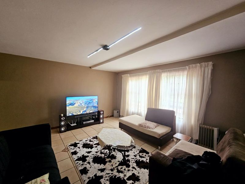 Double-Storey Delight with Pool & Perfect for Parties! - Photo 3