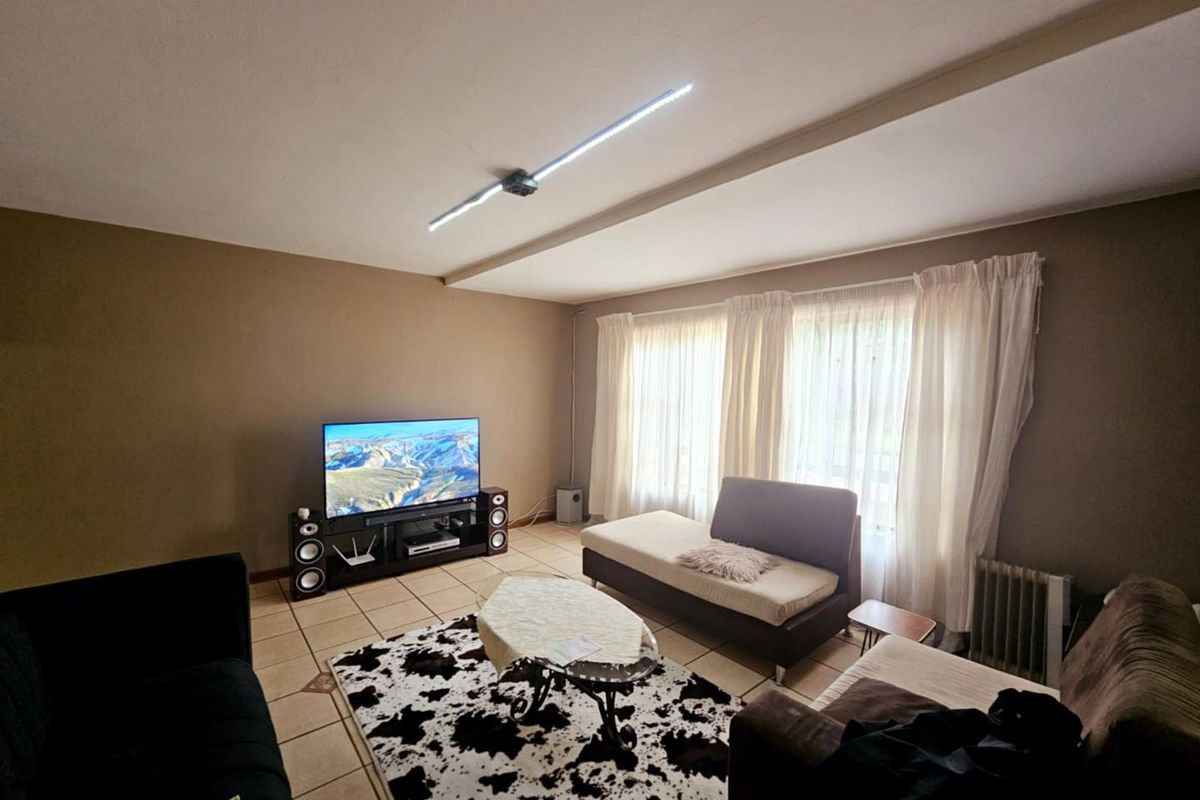 Double-Storey Delight with Pool & Perfect for Parties! - Photo 3