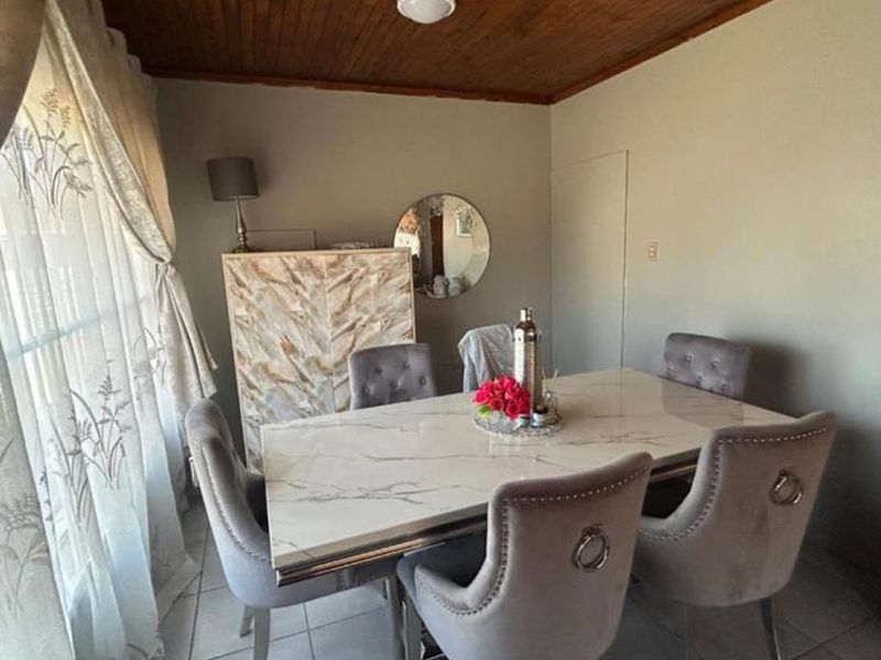 4 Bedroom family house in Booysens - Photo 9