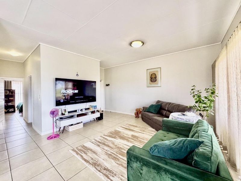 Move-In Ready Luxury Apartment in Linbro Park Sandton - Photo 4