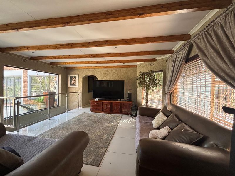 Elegant Family Home with Two Flatlets for Sale in Glenvista - Photo 8