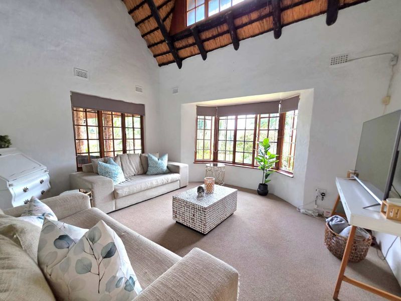 Large 4 Bedroom Family Home in Schooling Suburb of Hillcrest! - Photo 3