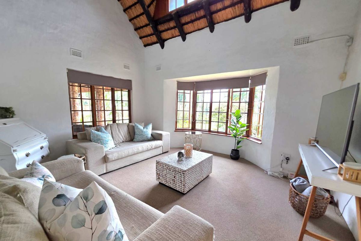 Large 4 Bedroom Family Home in Schooling Suburb of Hillcrest! - Photo 3