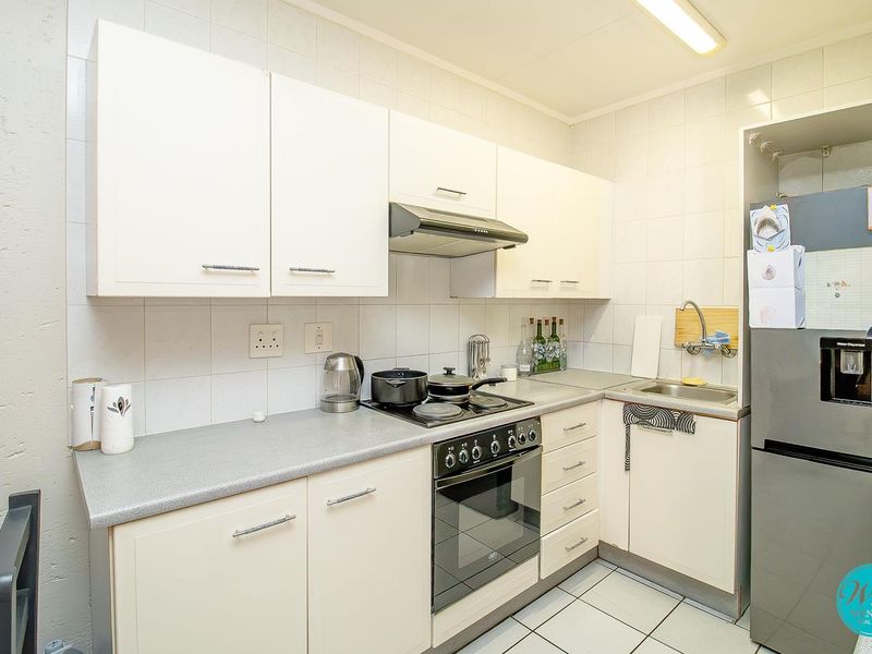 Ideal First Time Buy - Secure Lock-Up and Go Apartment! - Photo 3