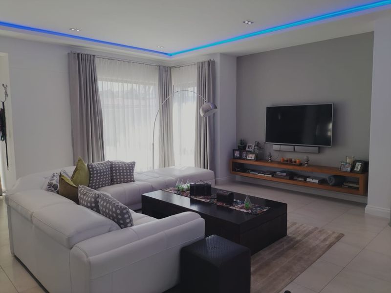 Exquisite 5-Bedroom Executive House in Meersig, Walvis Bay - Photo 7