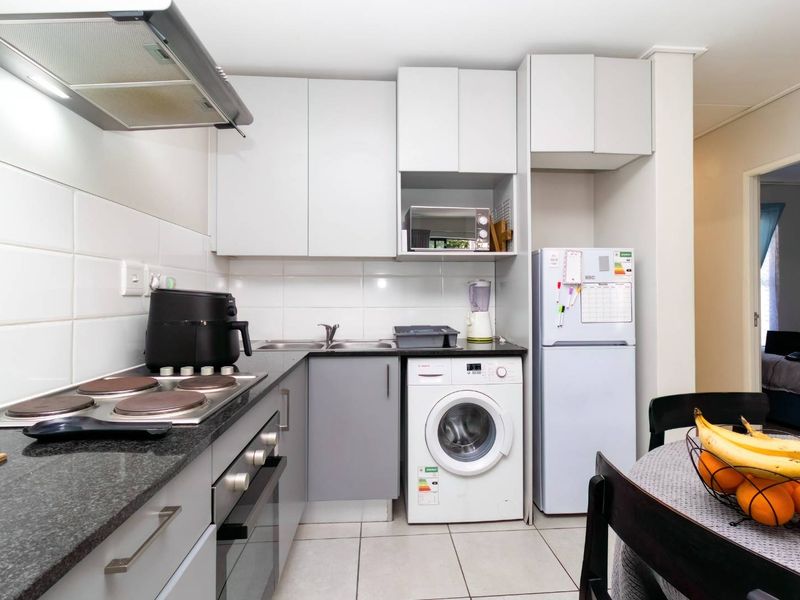 Modern ground-floor apartment with private garden in prime Bellville location. - Photo 6