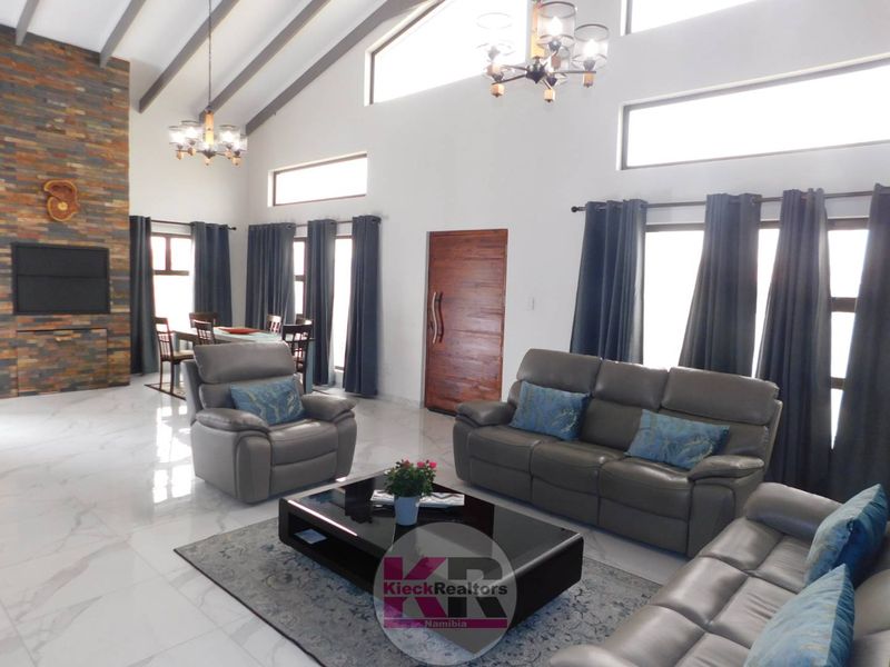 Style and Elegance - Photo 8