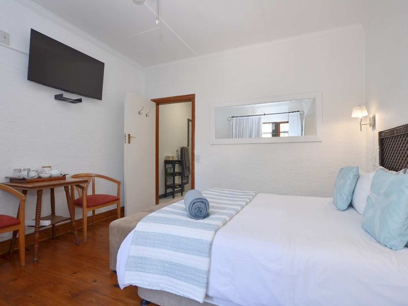 Elegant Seven Bedroom Home - Photo 10