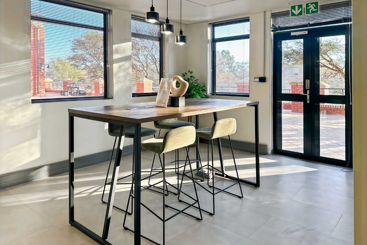 Private office space for 1 person in Regus The Boardwalk - Photo 4