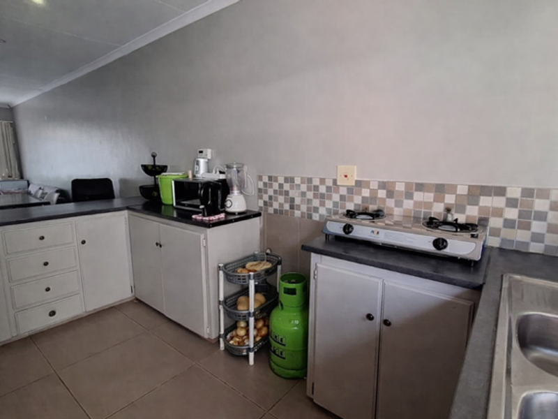 Secure & Perfectly Located in Langenhovenpark - Photo 3