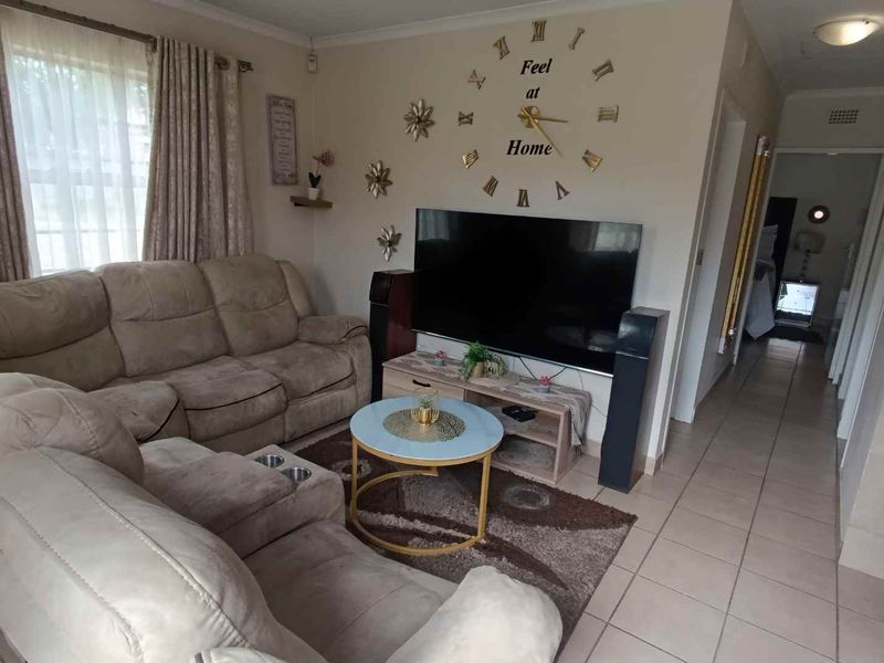 "Secure Estate Living: 3-Bed, Ready to Move In!" - Photo 4