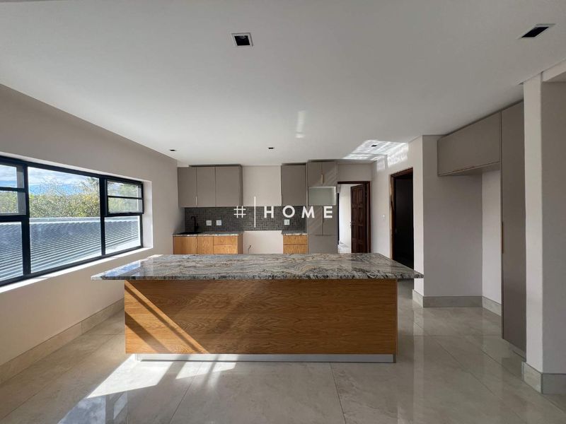 Luxury Property with 5 Bedrooms and 1-Bedroom flat - Photo 10