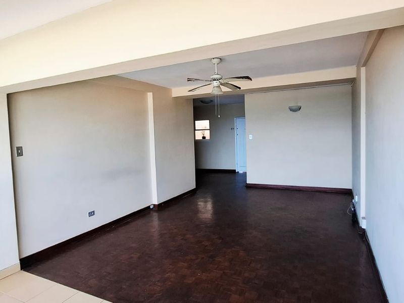 **Charming Apartment for Rent in Prestigious Blue Chip Building** - Photo 7