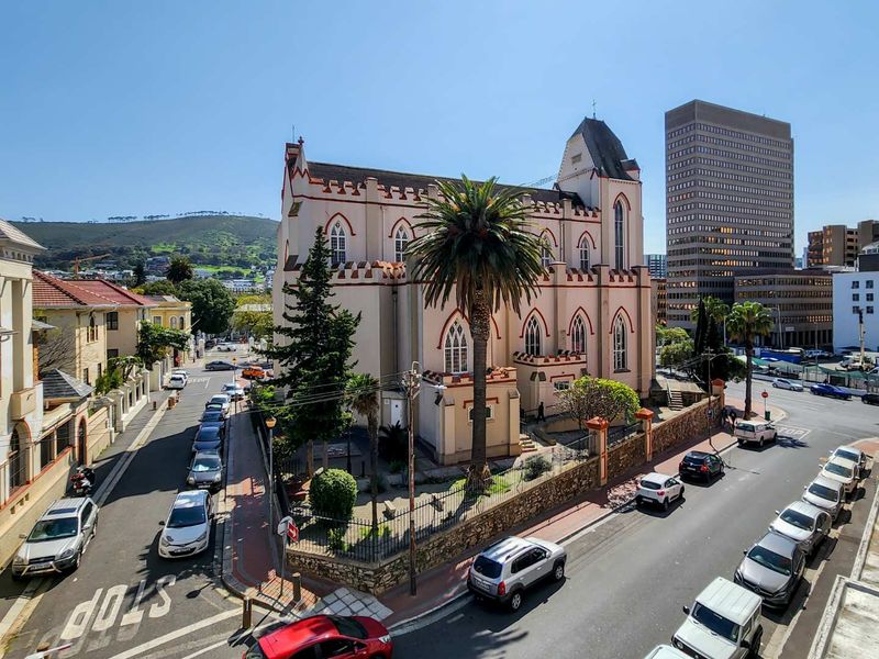 This light-filled 2 Bedroom apartment is truly a gem. - Photo 5