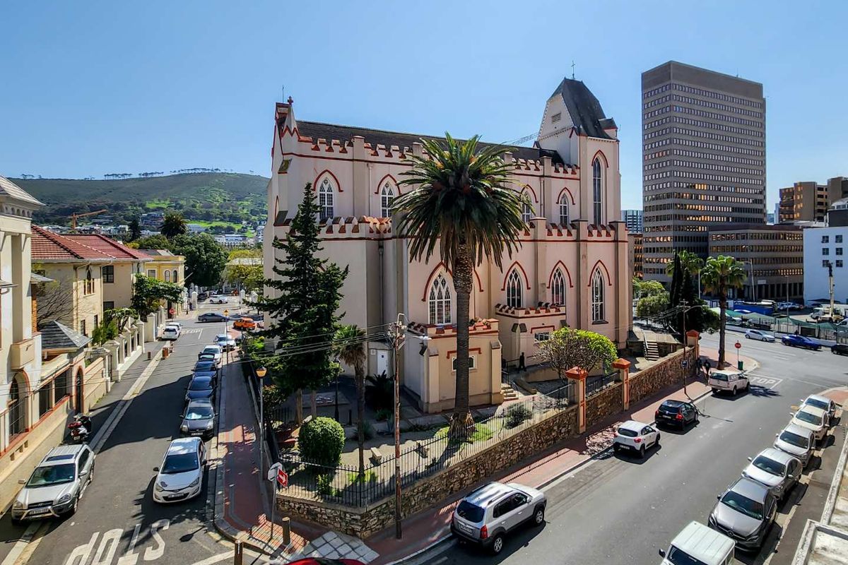 This light-filled 2 Bedroom apartment is truly a gem. - Photo 5