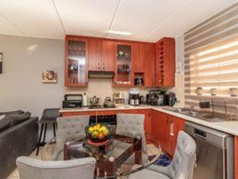 Modern 3-bedroom duplex townhouse with scenic balcony views - Photo 8