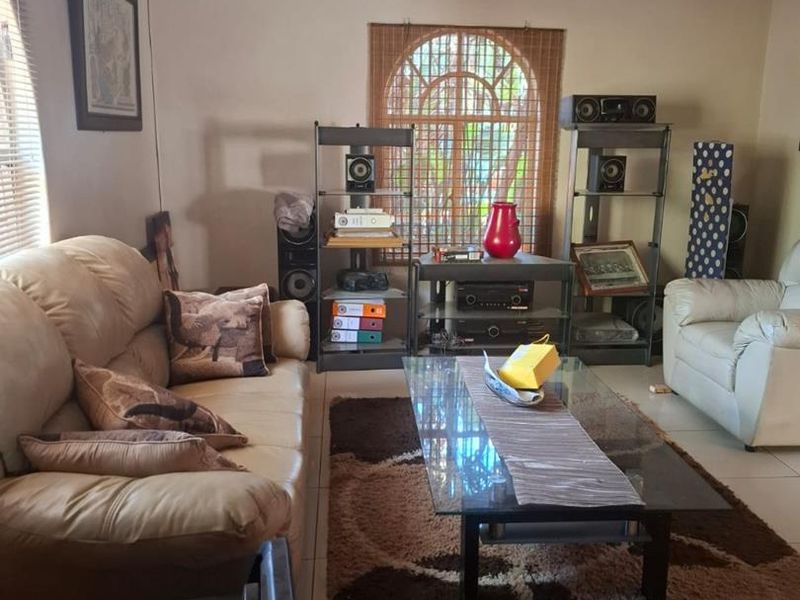 Family Retreat Home - Photo 4