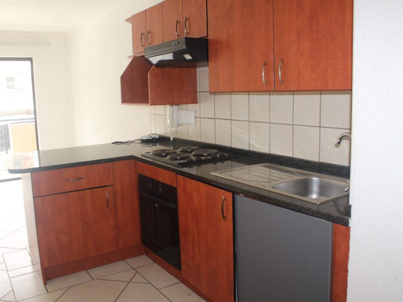 Modern 1 bedroom Unit at Embassy Place | R6 500 - Photo 4