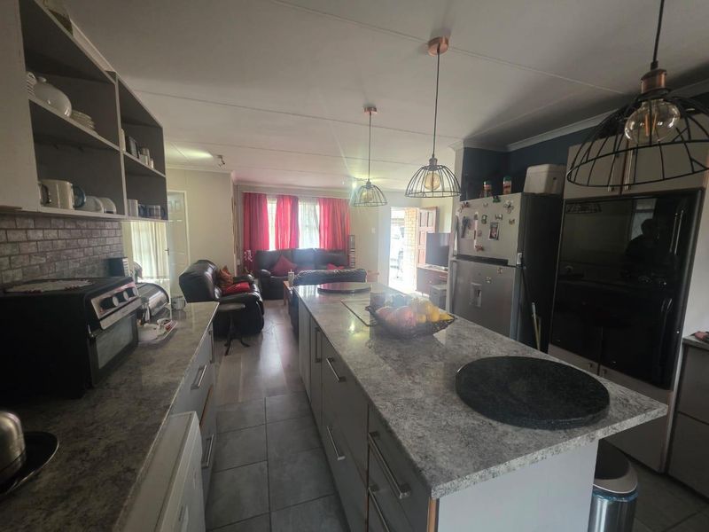 Beautiful 2-Bedroom Townhouse in Stellenryk Retirement Village - Photo 7