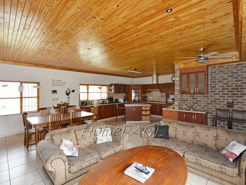 Central, Walvis Bay:  BEAUTIFUL, SPACIOUS HOME WITH FLAT FOR SALE - Photo 8